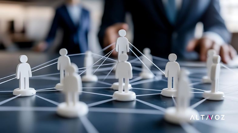 Profesional de comunicación analizando estrategias de relaciones públicas con IA