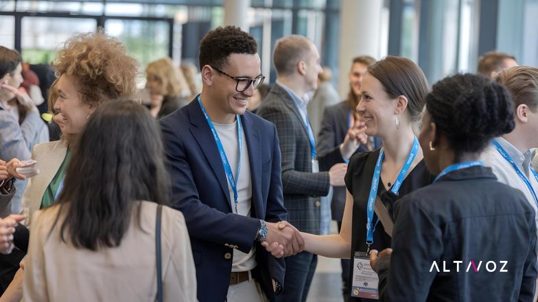 profesionales planificando una estrategia de comunicación empresarial