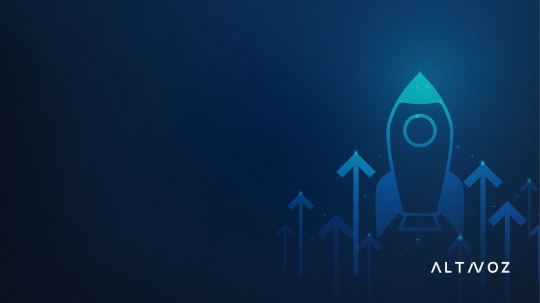 Fundadores de una startup revisando la versión en inglés de su sitio web antes de presentarse ante inversionistas internacionales.